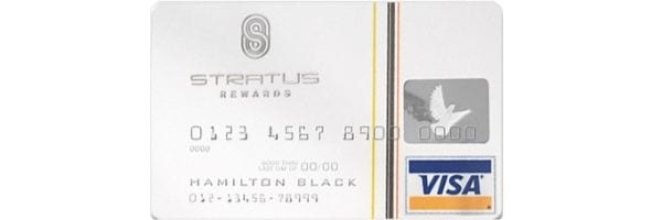Weiße Stratus Rewards Visa Card mit silberner Beschriftung, senkrechten Zierstreifen und Visa-Logo unten rechts.