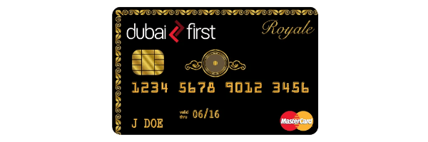 Schwarze Dubai First Royale Kreditkarte mit goldenen Verzierungen, Chip und Mastercard-Logo.