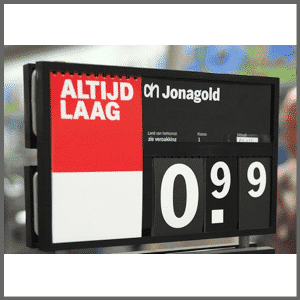 Prijsbord in een supermarkt voor Jonagold-appels, met de prijs 0,99 en de tekst ‘Altijd laag’.