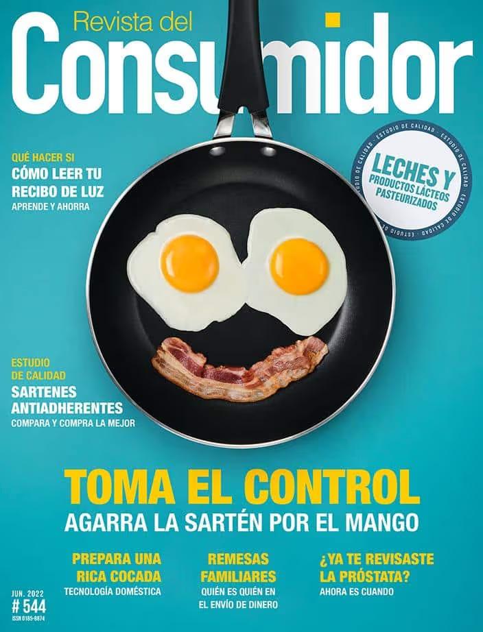 Portada de la Revista del Consumidor de junio de 2022, con huevos y tocino formando una cara en una sartén.