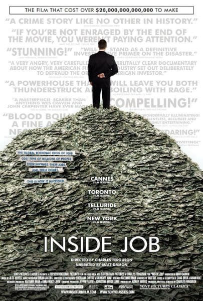 Póster de Inside Job con un hombre de traje, de espaldas, sobre una montaña de billetes de dólar.
