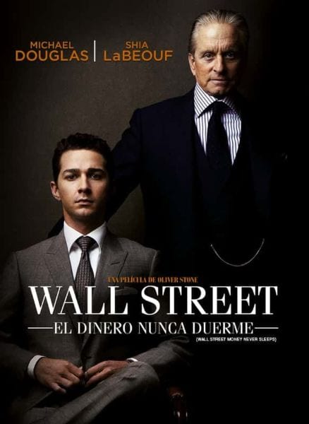Póster de Wall Street: El dinero nunca duerme, con Shia LaBeouf sentado y Michael Douglas de pie, ambos de traje.