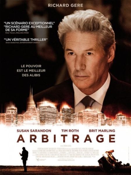 Póster en francés de El fraude (Arbitrage), con Richard Gere en primer plano, edificios iluminados y un auto volcado.