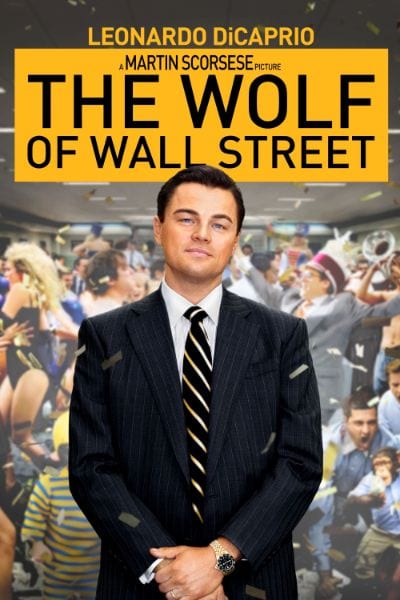 Póster de El lobo de Wall Street con Leonardo DiCaprio de traje frente a una fiesta en una oficina.
