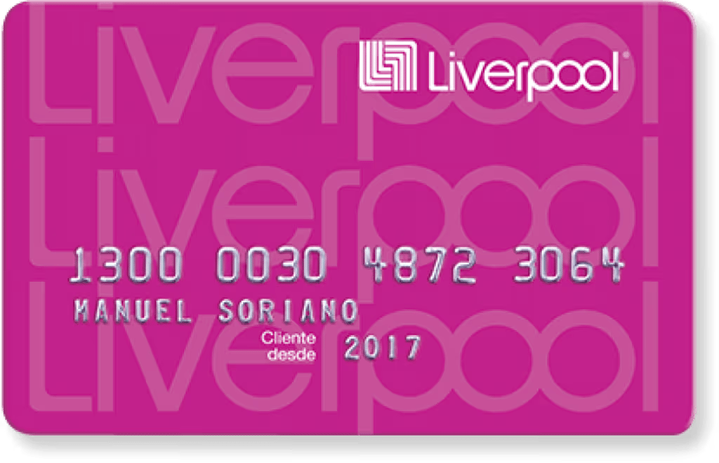 Tarjeta departamental Liverpool de color rosa con el nombre del titular y el número de tarjeta visibles.